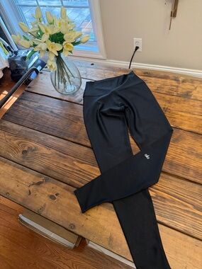 ALO Yoga Black Leggings with Reflective Logo. Size small. Like new